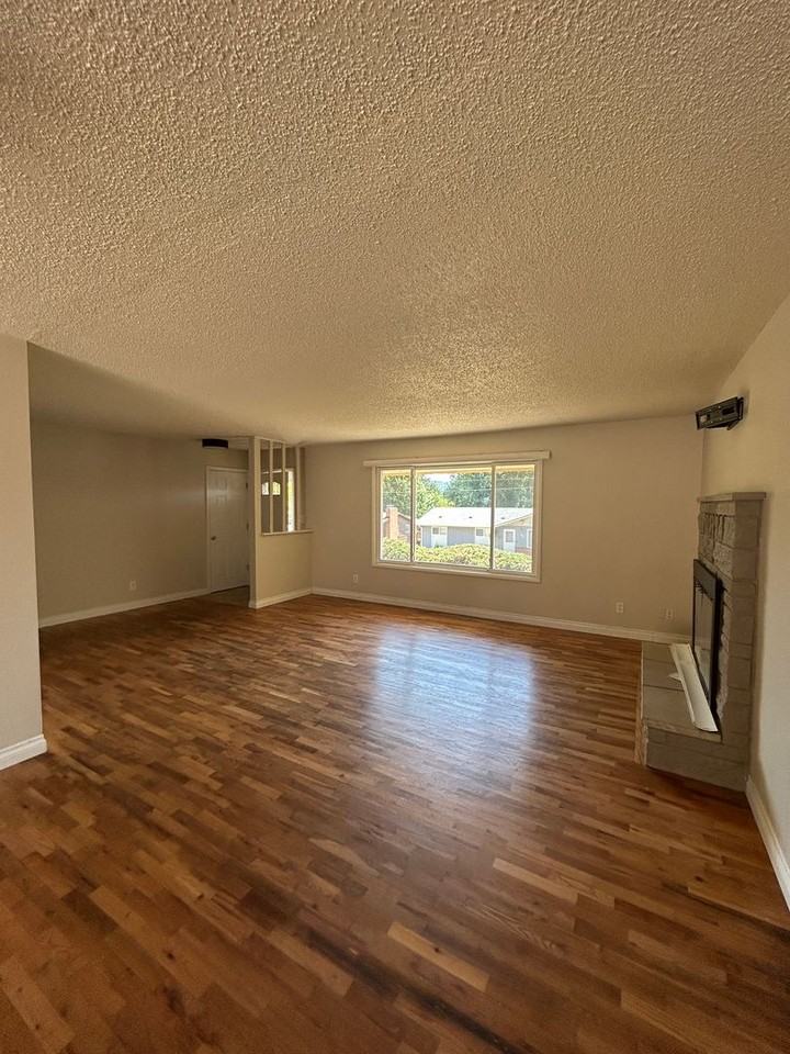 2407 Burcham St - Photo 4 of 16