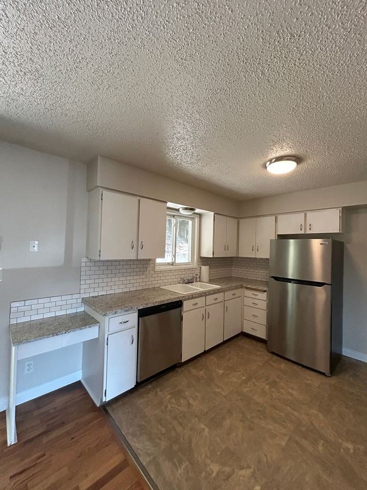 2407 Burcham St - Photo 5 of 16