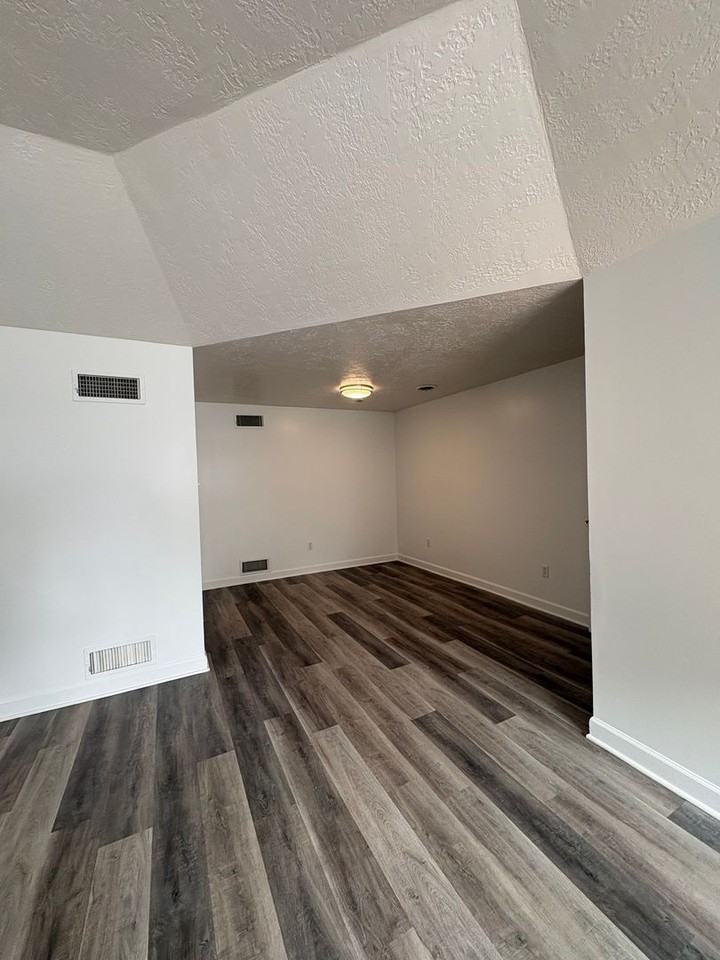 1040 W Princess St #10 - Photo 3 of 12