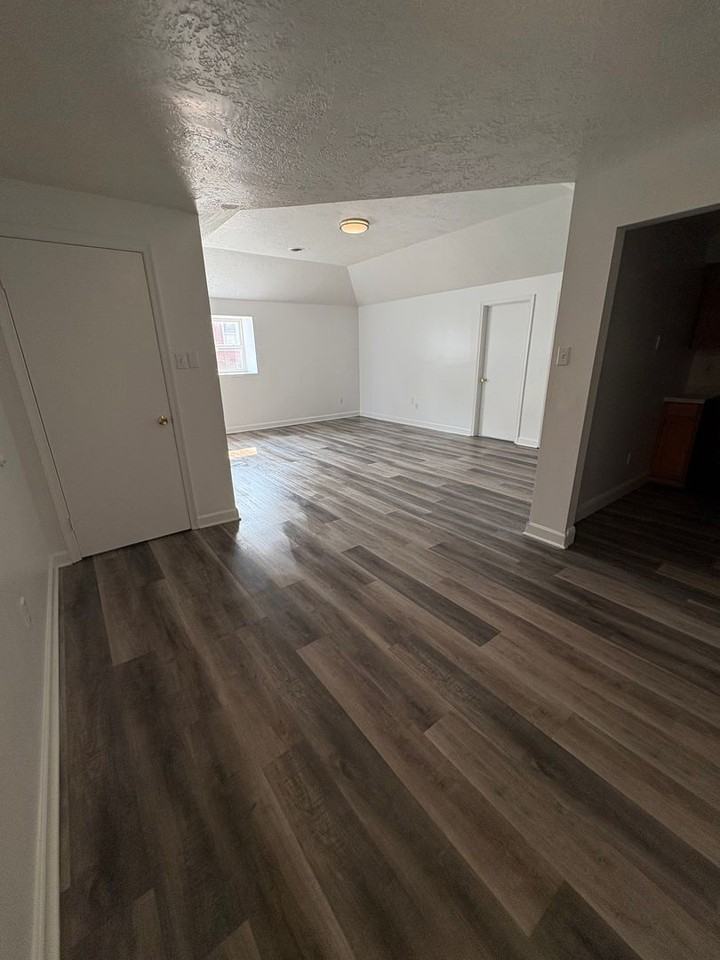 1040 W Princess St #10 - Photo 4 of 12