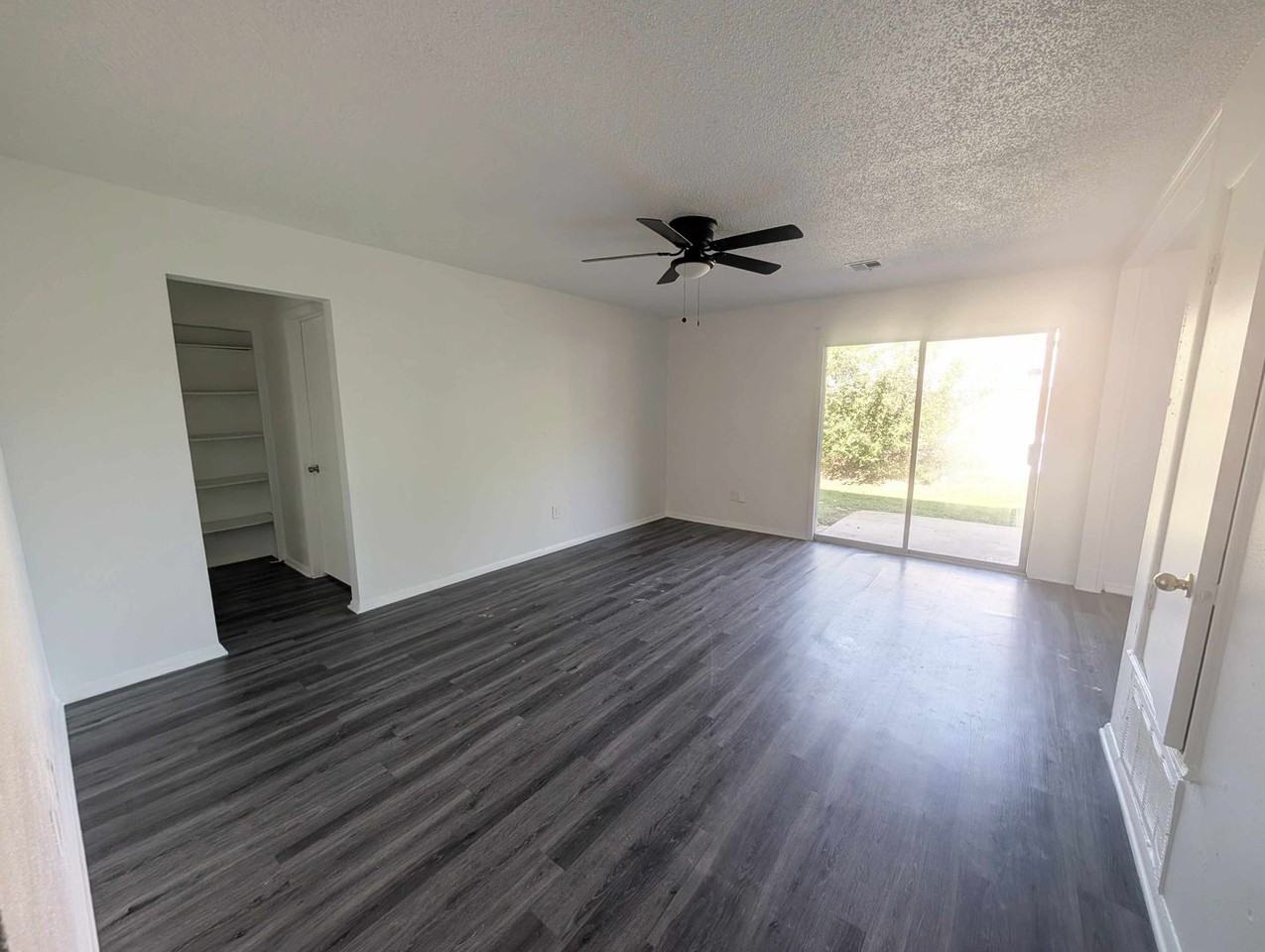 407 Lotus Ave - Photo 2 of 13
