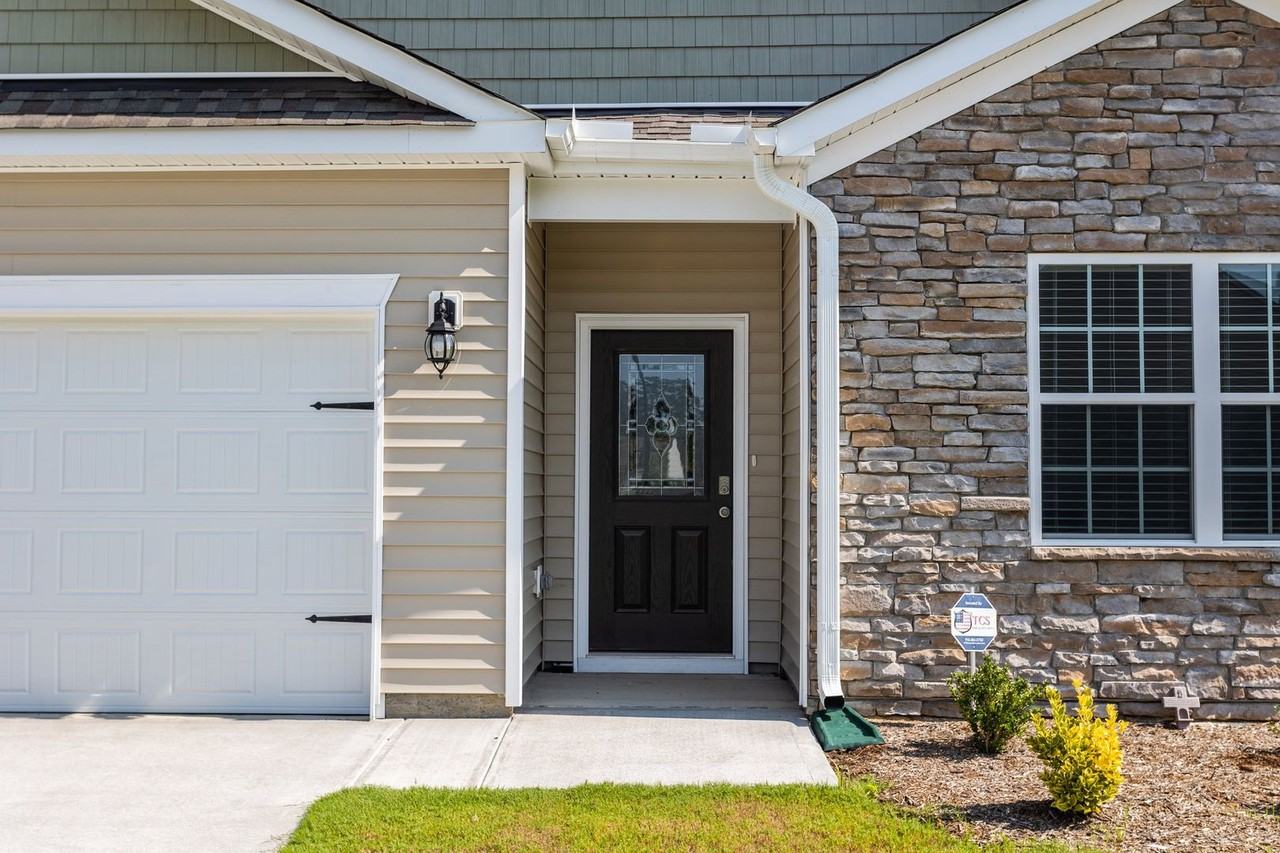 284 Robert Pl - Photo 4 of 38