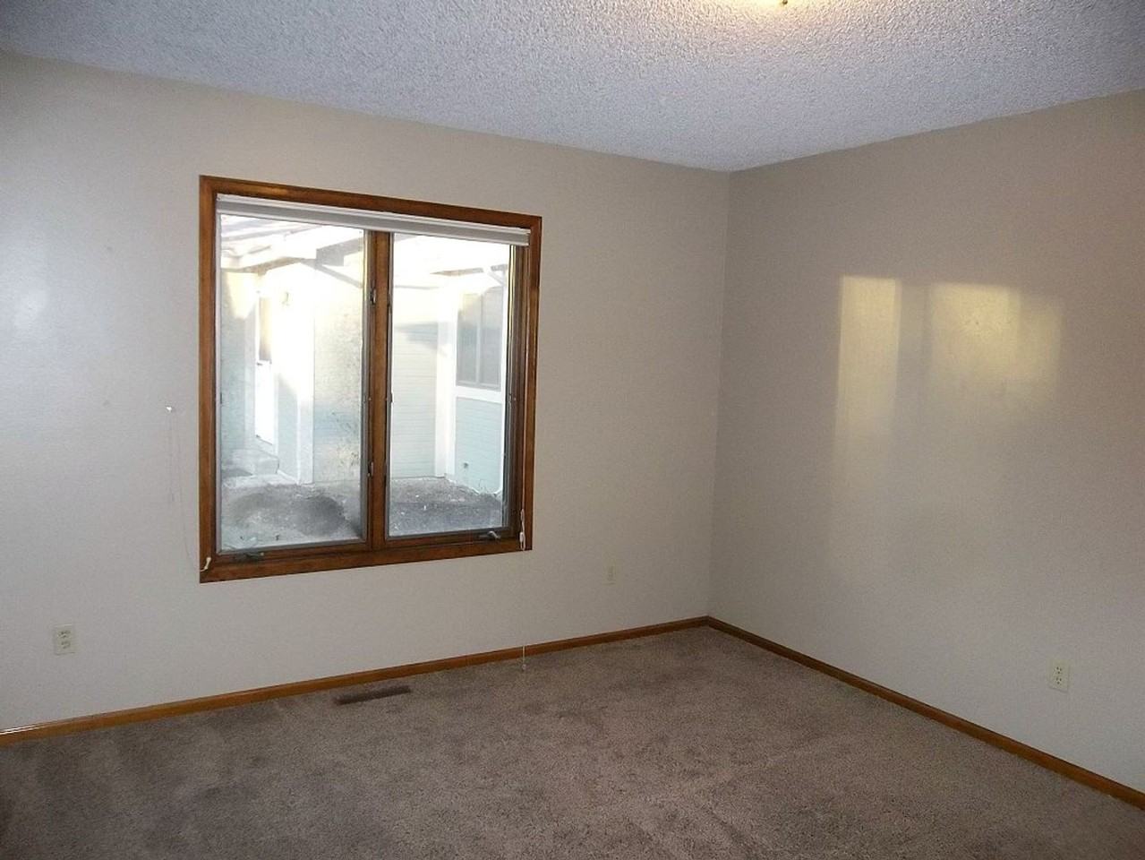 933 E Prospect Rd - Photo 6 of 8