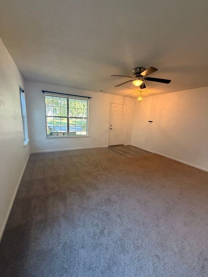 325 Town Pointe Way - Photo 3 of 24