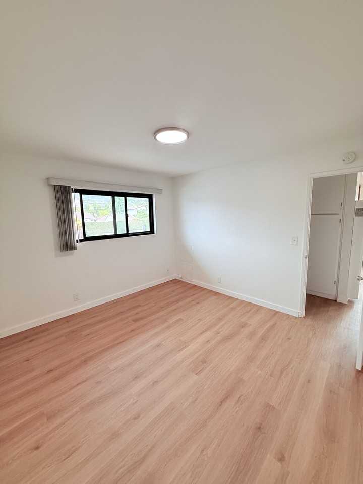 3010 State St #B - Photo 3 of 5