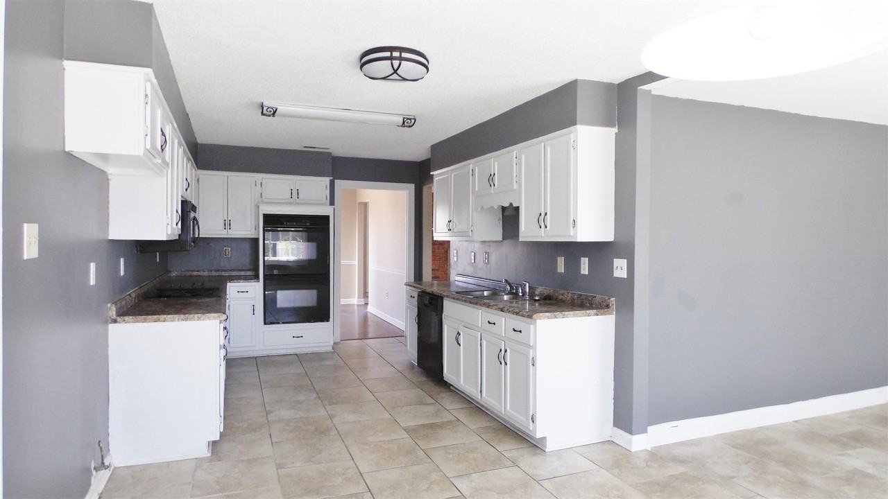 2868 Hampton Court Rd N #1 - Photo 6 of 17