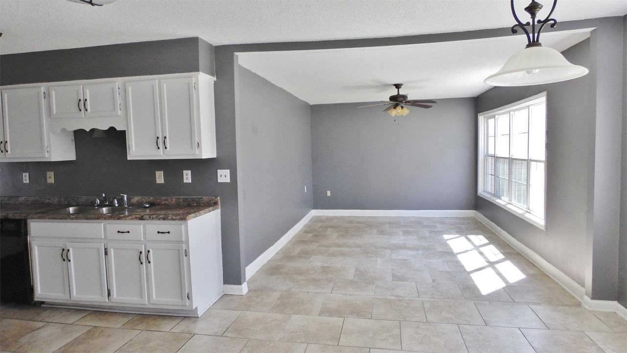 2868 Hampton Court Rd N #1 - Photo 7 of 17