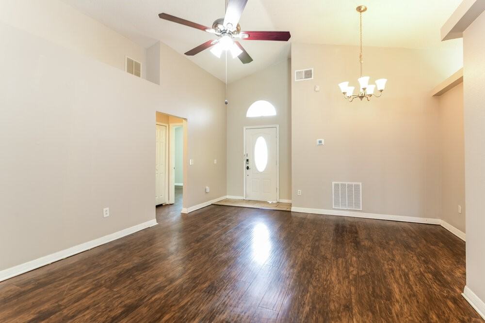 1129 Pinedale Dr - Photo 4 of 16
