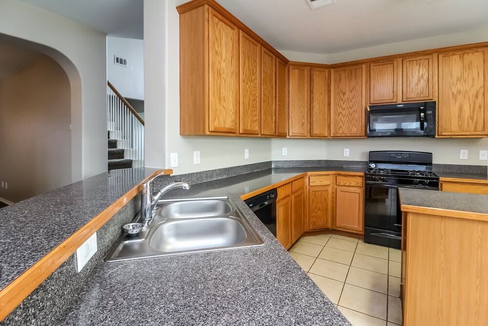 1204 Seneca Pl - Photo 5 of 17