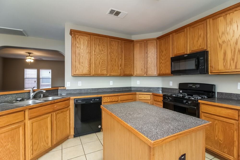 1204 Seneca Pl - Photo 6 of 17