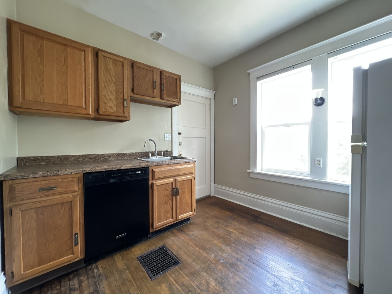 809 W 8th St #1-2 - Photo 6 of 11