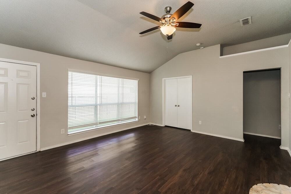 1121 Sandalwood Dr - Photo 4 of 16