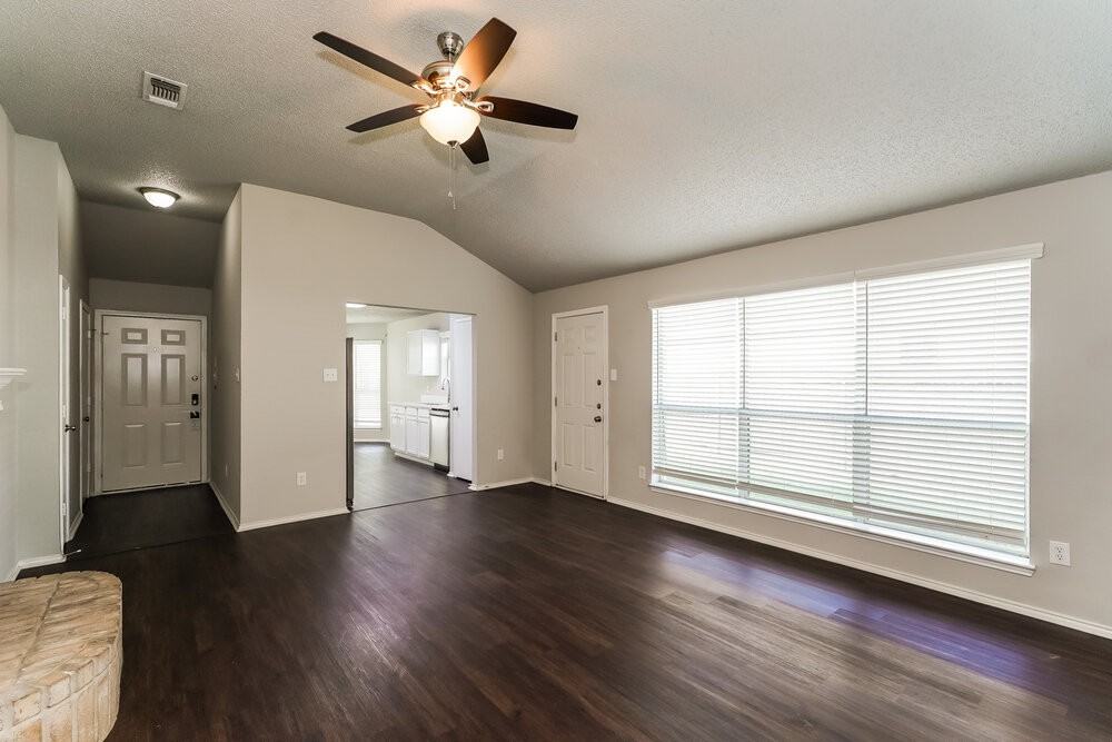 1121 Sandalwood Dr - Photo 5 of 16
