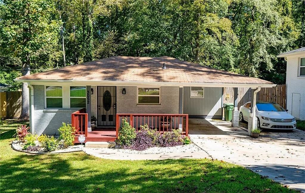 3052 Browns Mill Rd Se - Photo 2 of 40