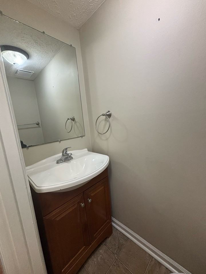 422 Kirkcaldy Ct #1 - Photo 7 of 24