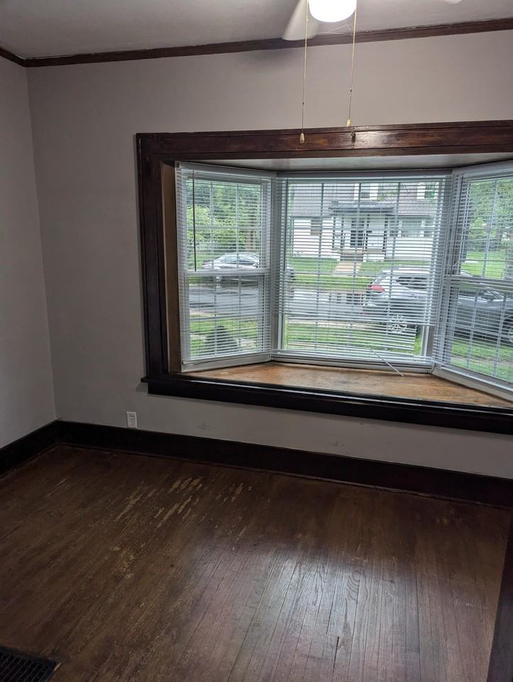 1626 W Clark St #1 - Photo 3 of 21