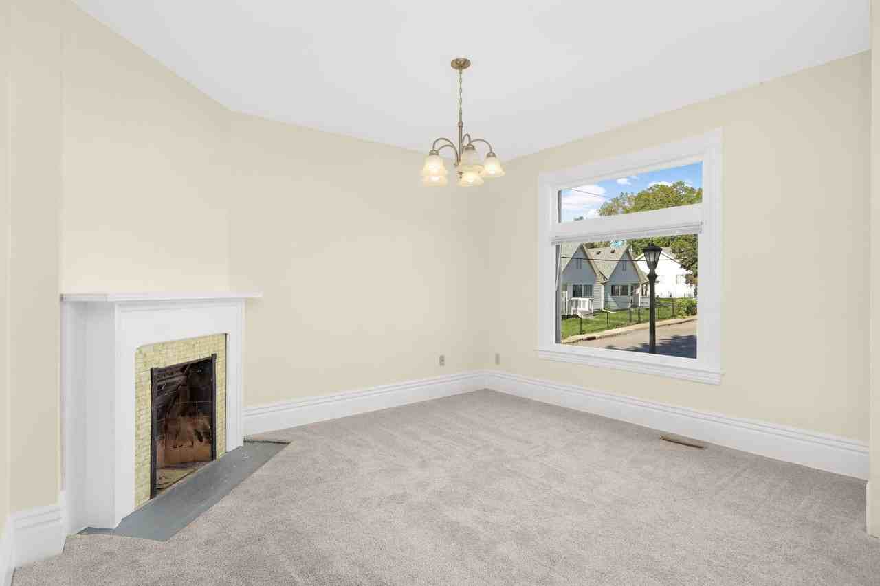 460 Beaumont Street East - Photo 3 of 32