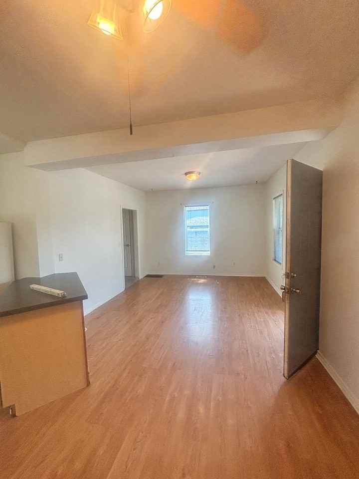 3938 Ne 6th Ave - Photo 3 of 6