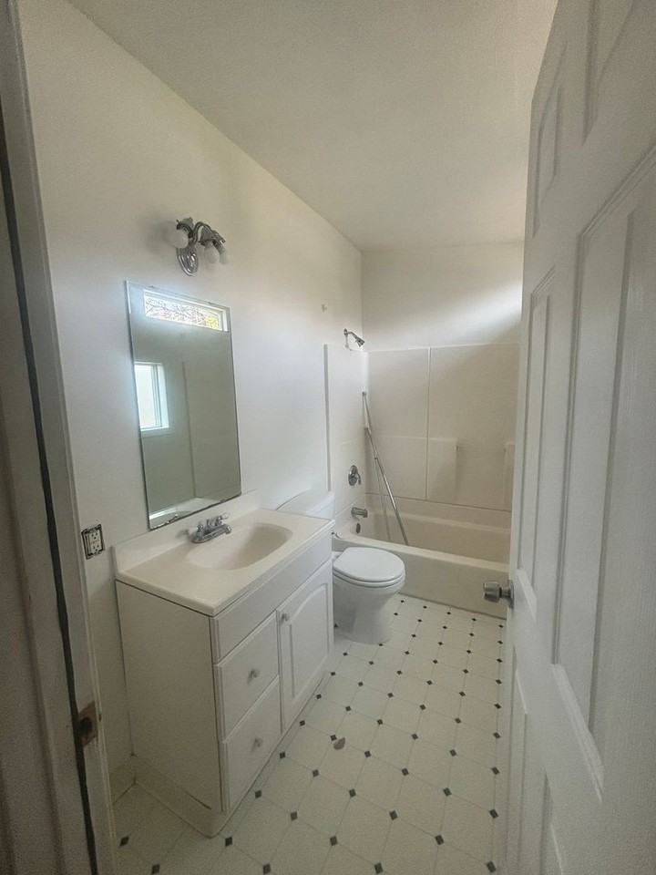 3938 Ne 6th Ave - Photo 4 of 6