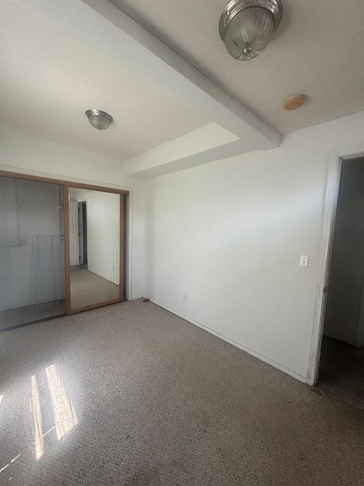 3938 Ne 6th Ave - Photo 5 of 6
