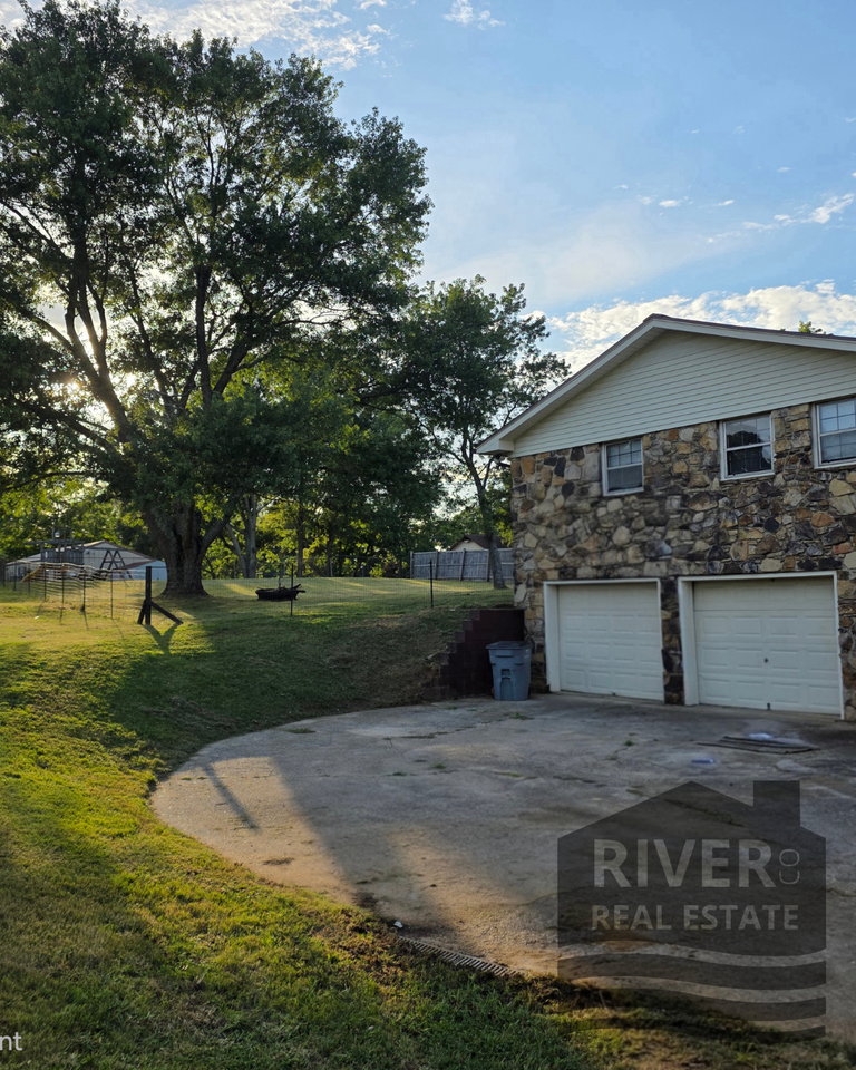 1233 Ridge Dr #1 - Photo 4 of 22
