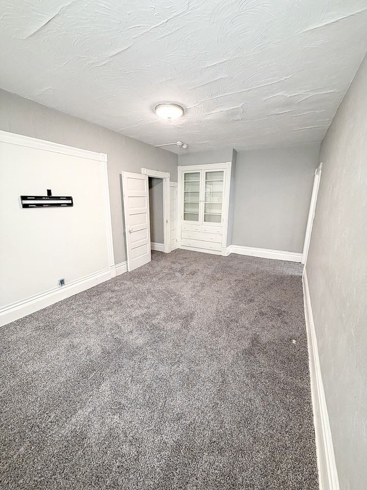 135 N Hamilton Ave #2 - Photo 6 of 10