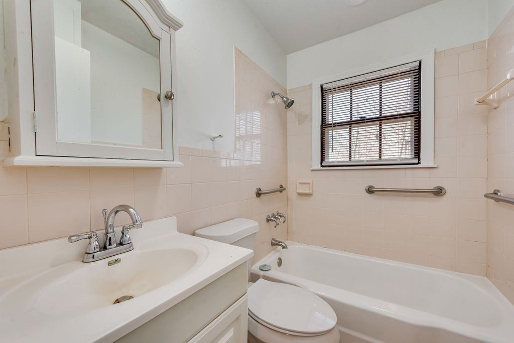 1233 Marion Ave #1 - Photo 7 of 9