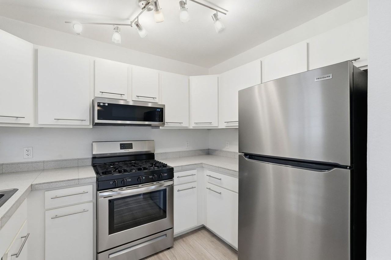 816 E 10th St - Photo 2 of 25
