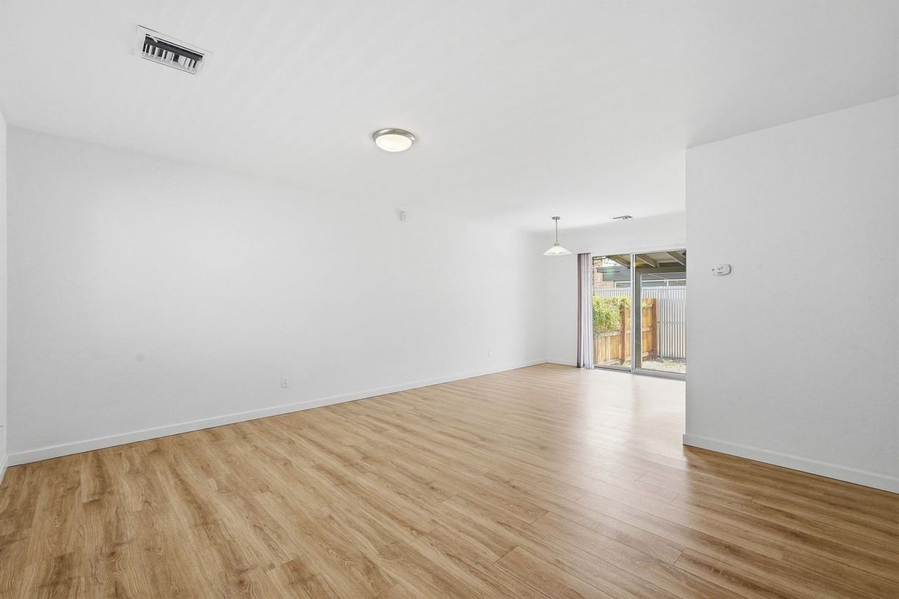 816 E 10th St - Photo 3 of 25