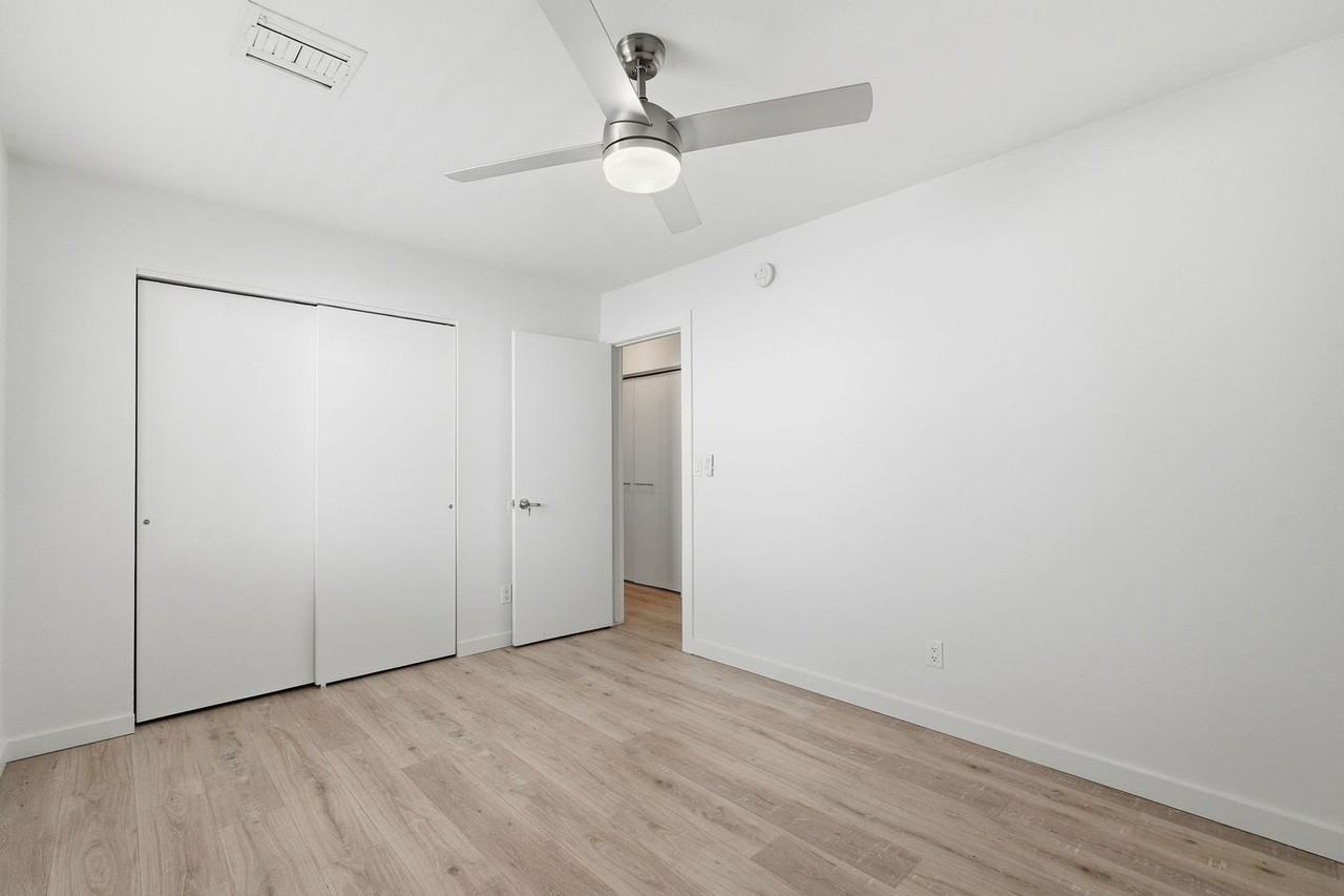 816 E 10th St - Photo 4 of 25