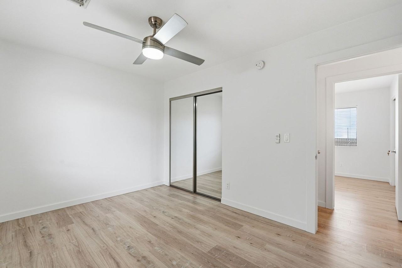 816 E 10th St - Photo 5 of 25