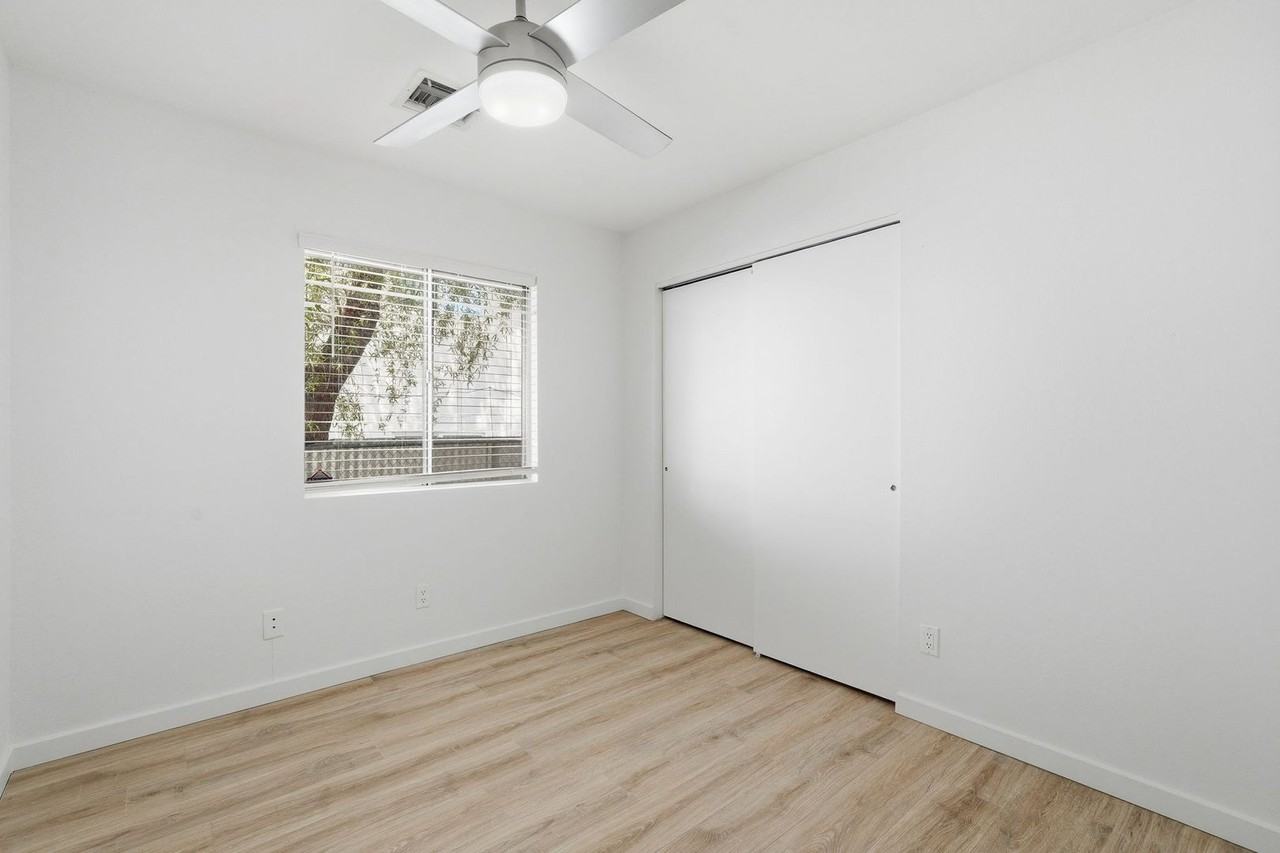 816 E 10th St - Photo 6 of 25