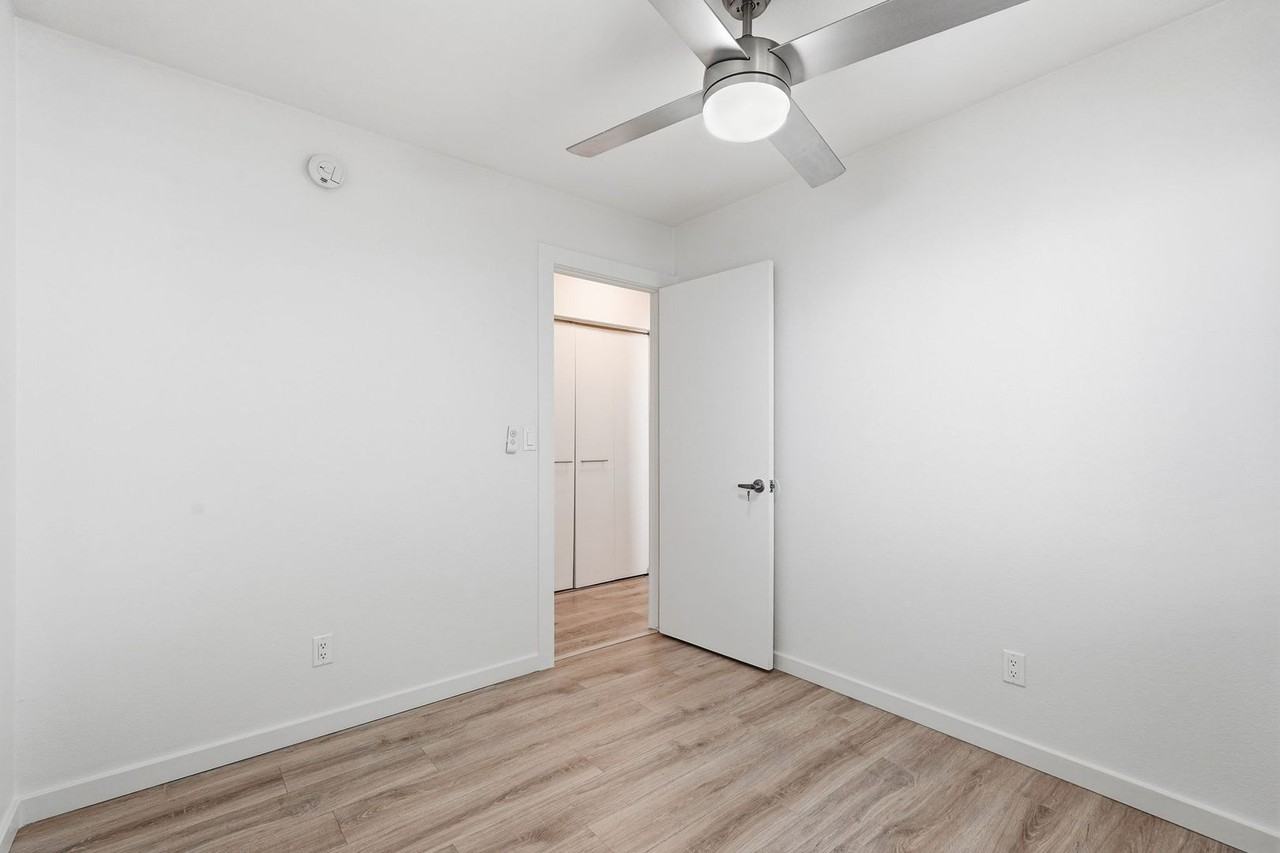 816 E 10th St - Photo 7 of 25