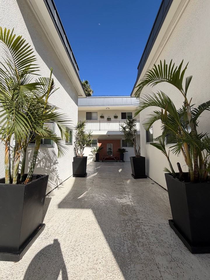 Versailles Apts. - Photo 2 of 9