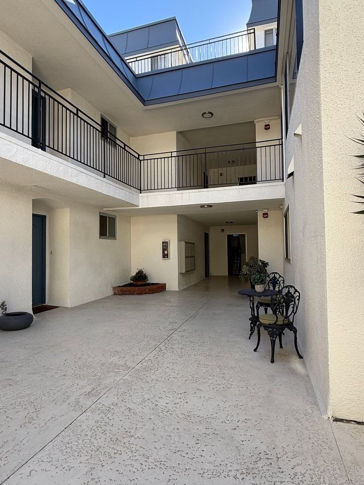 Versailles Apts. - Photo 3 of 9
