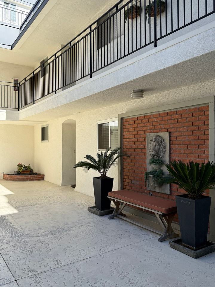 Versailles Apts. - Photo 4 of 9