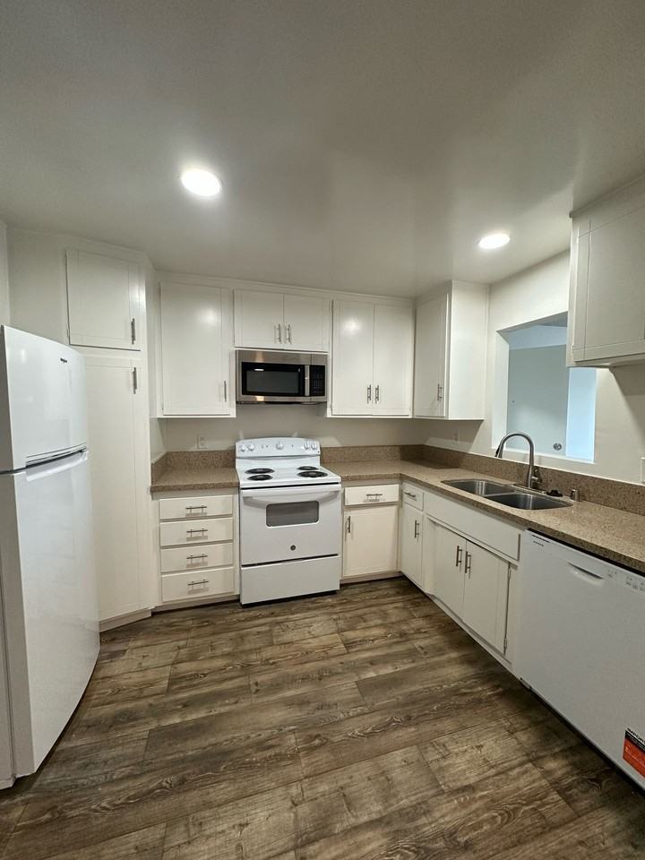Versailles Apts. - Photo 7 of 9
