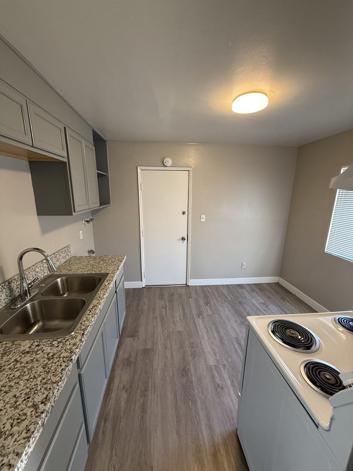 117 Woodrow Ave #B - Photo 3 of 10