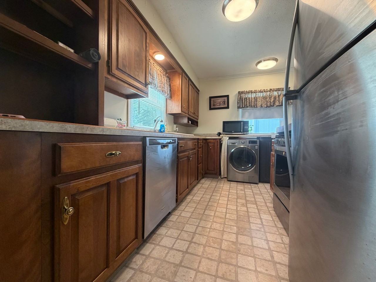 460 Royal Ave - Photo 4 of 14