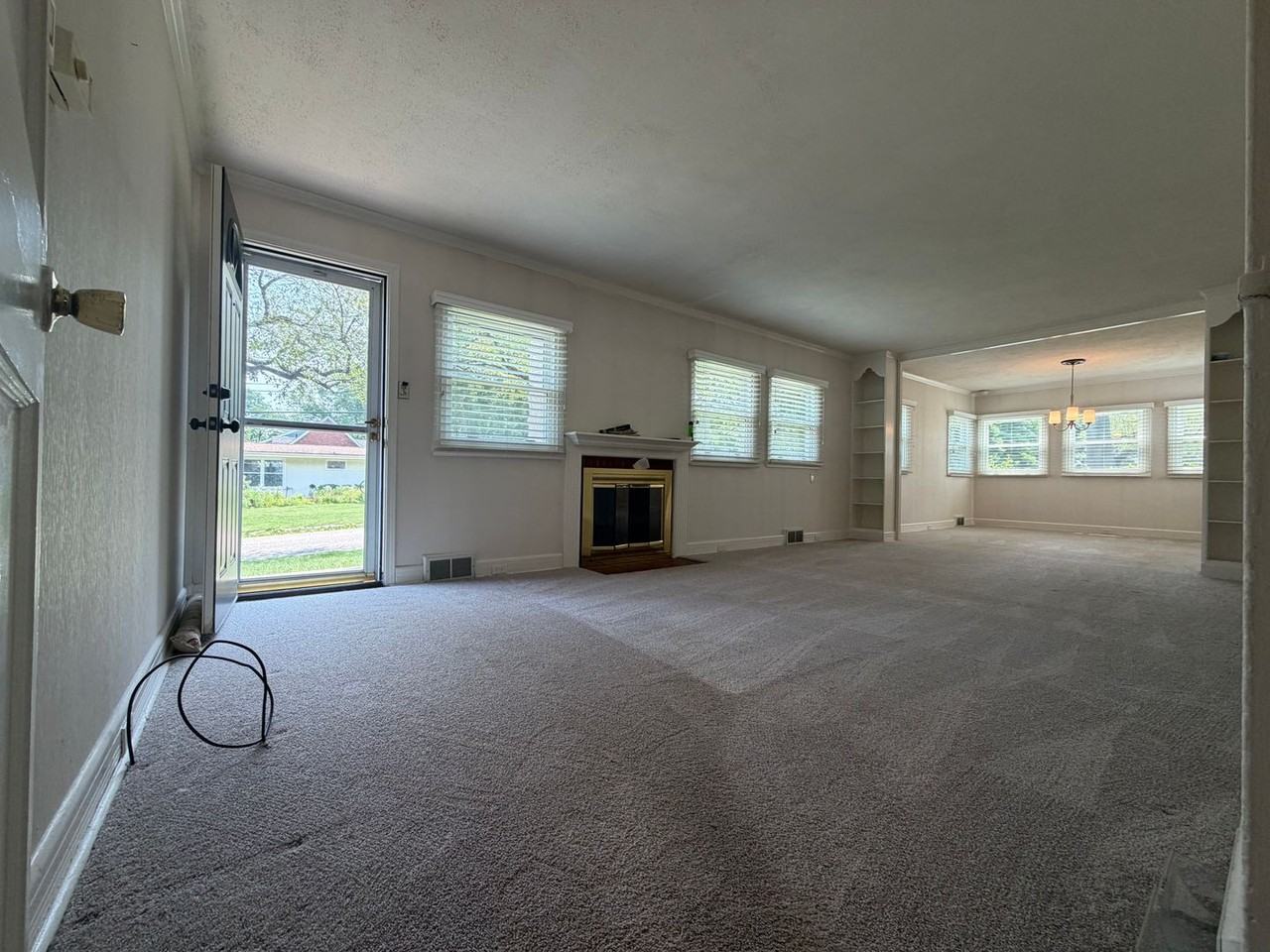 460 Royal Ave - Photo 2 of 14
