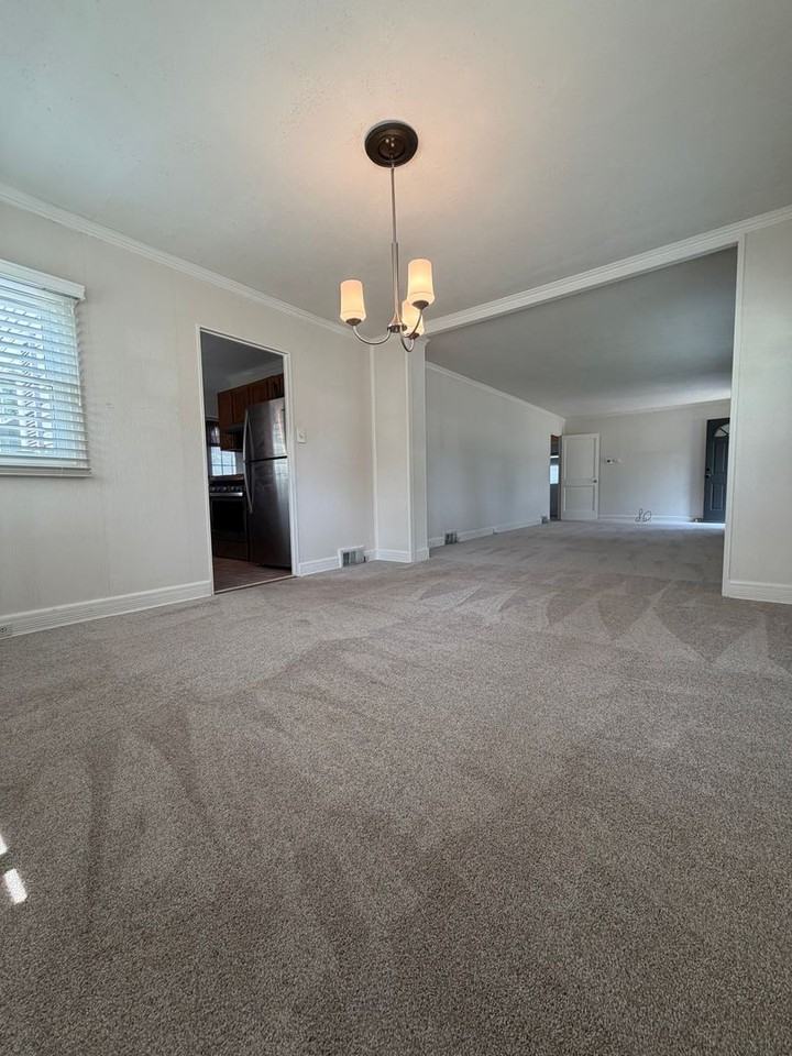 460 Royal Ave - Photo 3 of 14