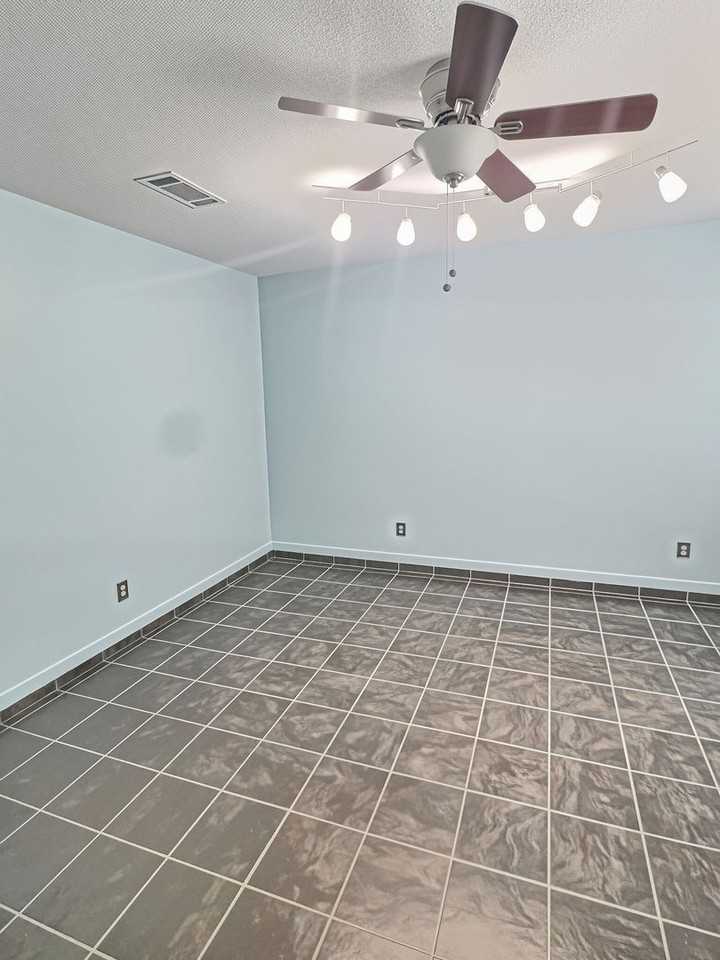 1315 Sussex Dr - Photo 5 of 35