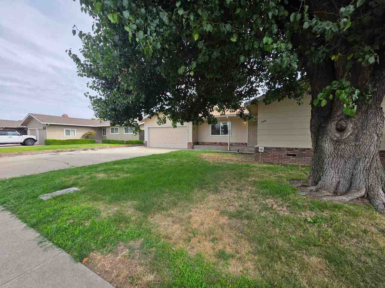 240 Pedras Rd - Photo 3 of 34