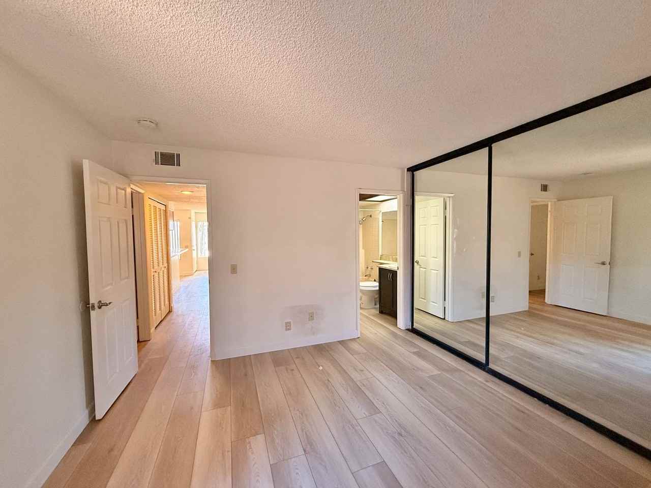 4666 Mission Ave - Photo 6 of 9