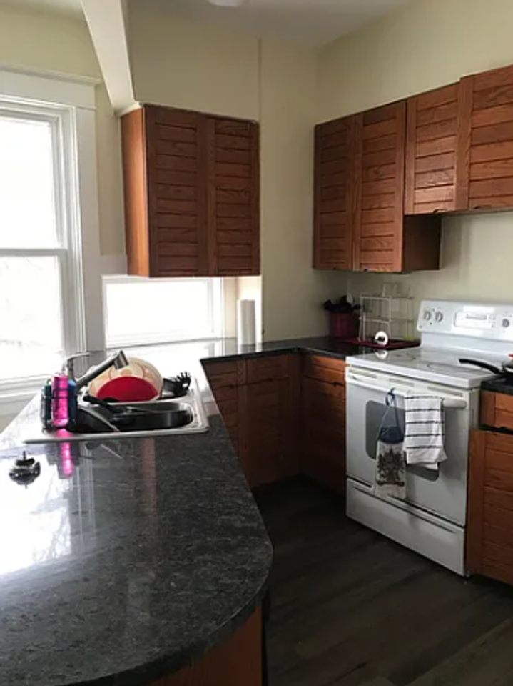 439 Warner St - Photo 4 of 14
