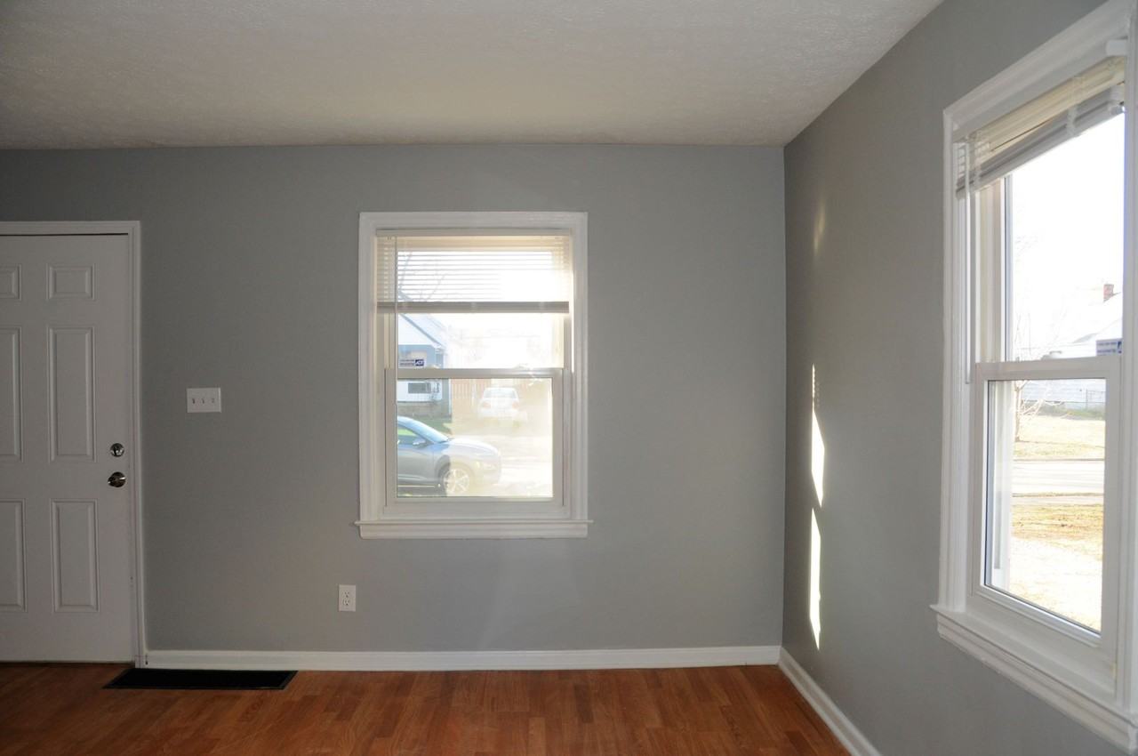 924 S Harris Ave - Photo 3 of 13