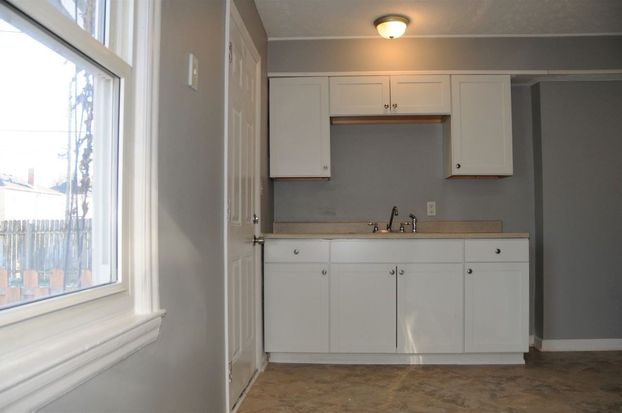 924 S Harris Ave - Photo 5 of 13