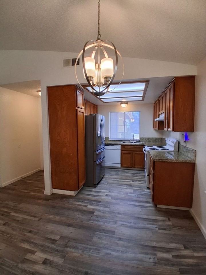 2068 W Magill Ave - Photo 2 of 17