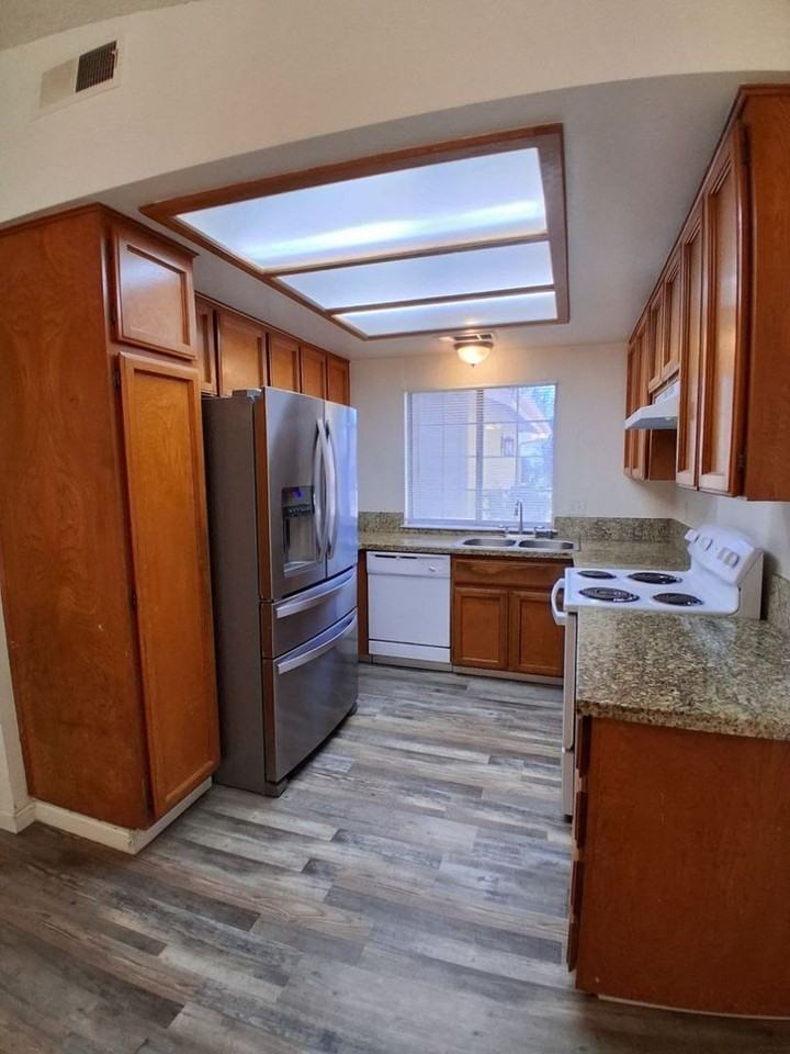 2068 W Magill Ave - Photo 5 of 17
