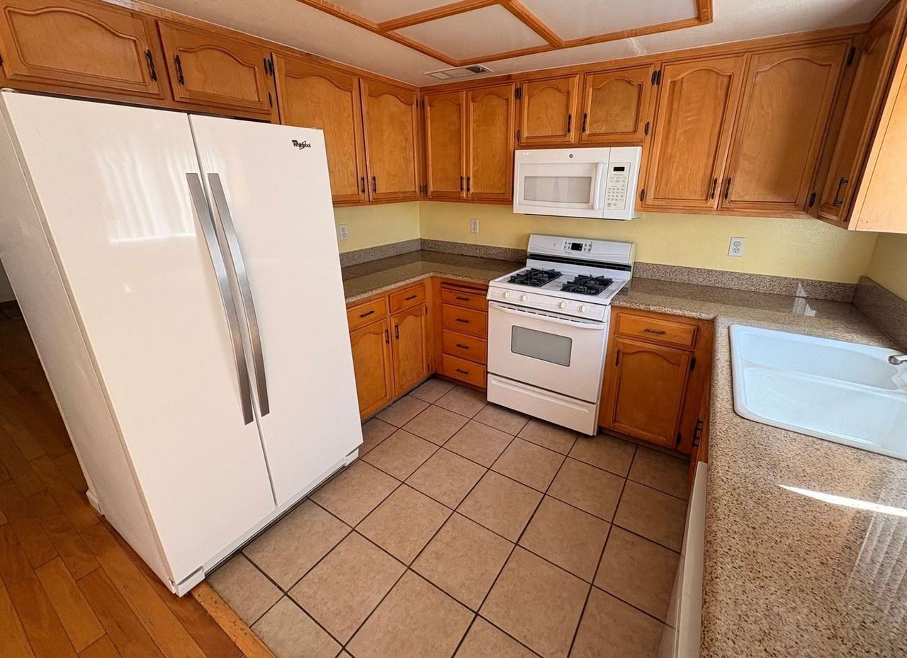 2406 W Packwood Dr - Photo 2 of 9